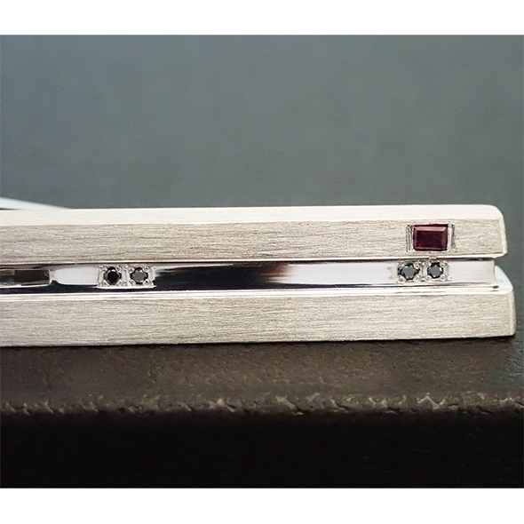 ゲーム機をかたどったネクタイピン 誕生石のアップ SV925 ルビー ブラックダイヤモンド キュービックジルコニア 写真3