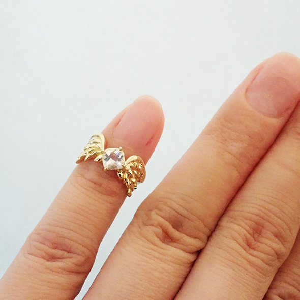 ダリアと羽のベビーリング 着用図 K18イエローゴールド Pt900 ブルームーンストーン 写真5