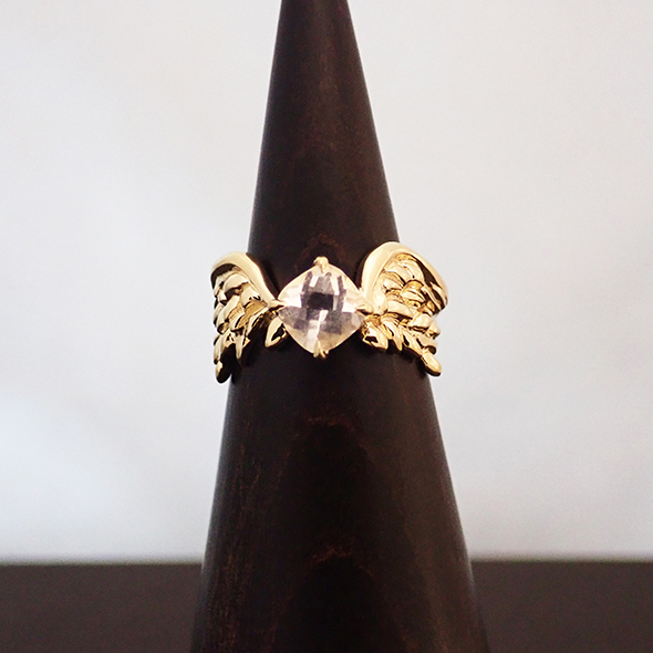 ダリアと羽のベビーリング 正面図 K18イエローゴールド Pt900 ブルームーンストーン 写真2