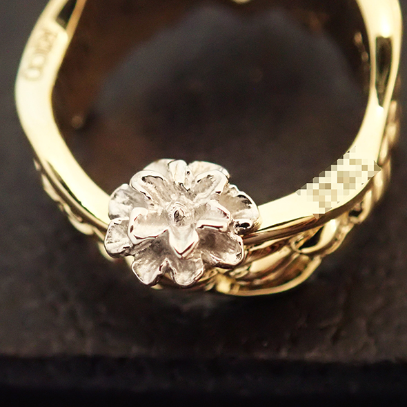 ダリアと羽のベビーリング ダリアのアップ K18イエローゴールド Pt900 ブルームーンストーン 写真4