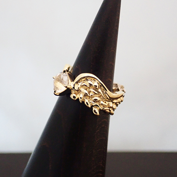 ダリアと羽のベビーリング 側面図 K18イエローゴールド Pt900 ブルームーンストーン 写真3