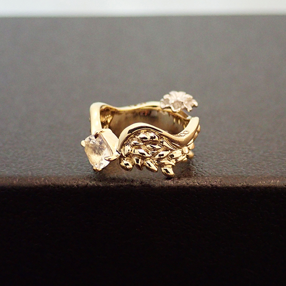 ダリアと羽のベビーリング