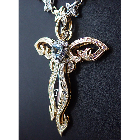 アクアマリンとダイヤモンドのクロスペンダント 斜めから見た図 K18イエローゴールド Pt900 アクアマリン ダイヤモンド 写真3