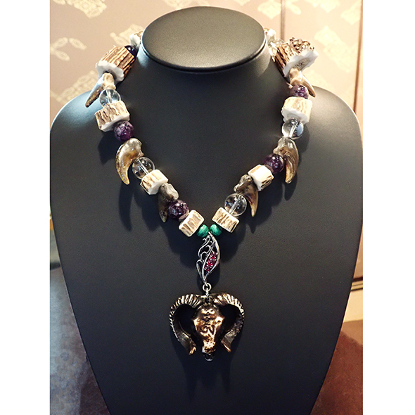 鹿の角とアメジストのペンダント