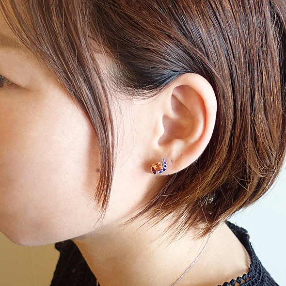 百花(ももか)常花のピアス ーオレンジサファイアー 左耳の着用図 Pt900 K18イエローゴールド K18ピンクゴールド オレンジサファイア ロードライトガーネット ブルーサファイア 写真4
