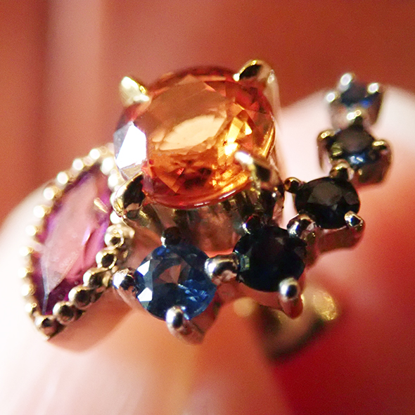 百花(ももか)常花のピアス ーオレンジサファイアー 全体の拡大図 Pt900 K18イエローゴールド K18ピンクゴールド オレンジサファイア ロードライトガーネット ブルーサファイア 写真7