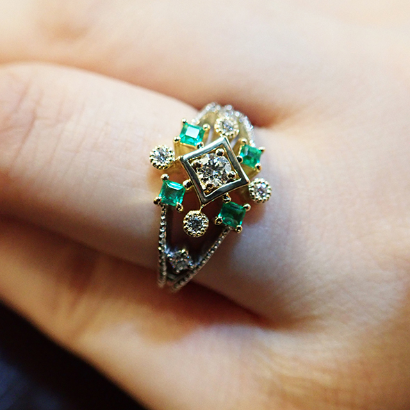 エメラルドとダイヤモンドのコンビエンゲージリング