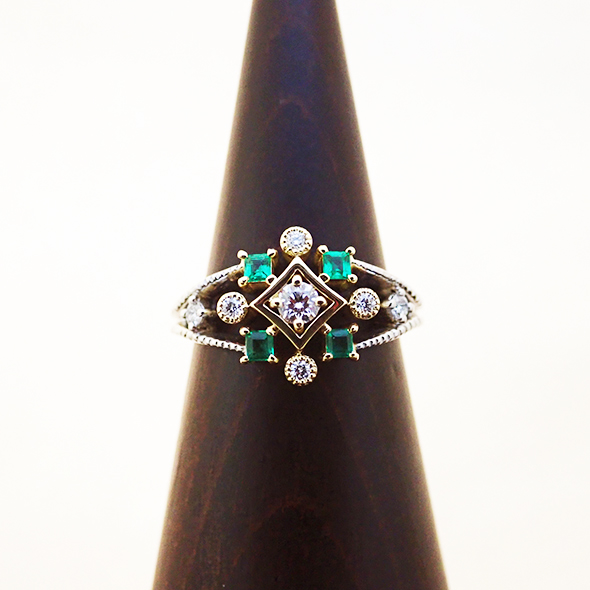エメラルドとダイヤモンドのコンビエンゲージリング