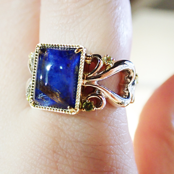 ダブレットストーンとペリドットの指輪