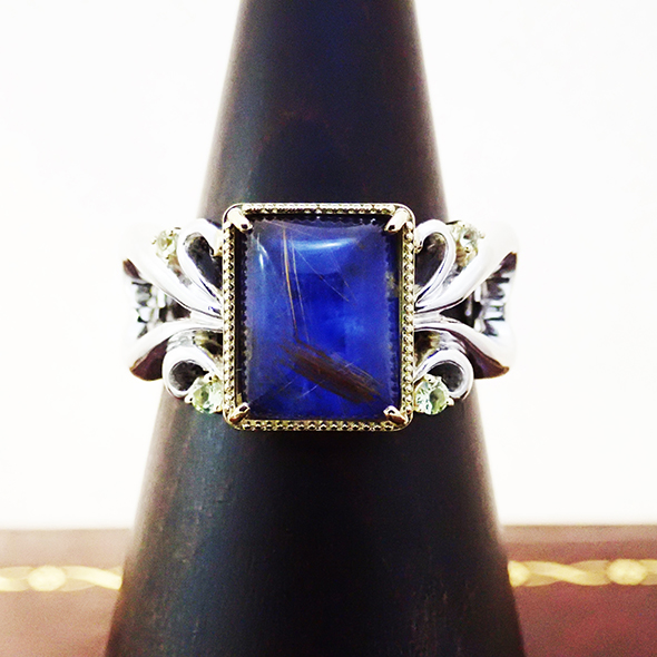 ダブレットストーンとペリドットの指輪