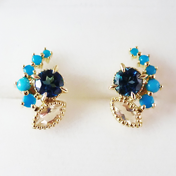 百花(ももか)常花のピアス ーロンドンブルートパーズー ペアの全体図 K18イエローゴールド ロンドンブルートパーズ ロイヤルブルームーンストーン トルコ石 写真3