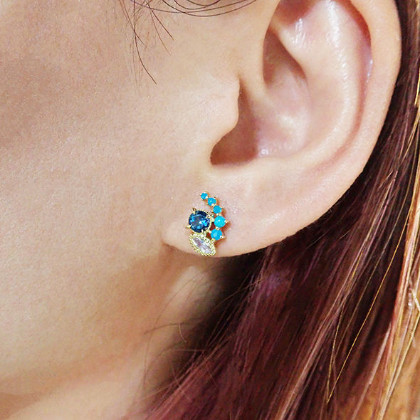 百花(ももか)常花のピアス ーロンドンブルートパーズー 着用図 K18イエローゴールド ロンドンブルートパーズ ロイヤルブルームーンストーン トルコ石 写真6