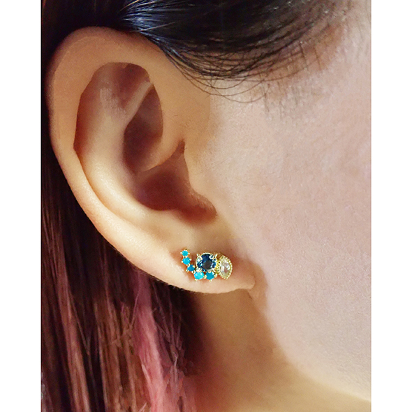 百花(ももか)常花のピアス ーロンドンブルートパーズー 着用図 K18イエローゴールド ロンドンブルートパーズ ロイヤルブルームーンストーン トルコ石 写真4