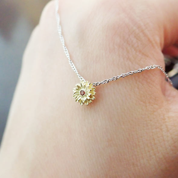 ガーベラのコンビネックレス 手の甲にのせた図 K18イエローゴールド SV925 ガーネット 写真3