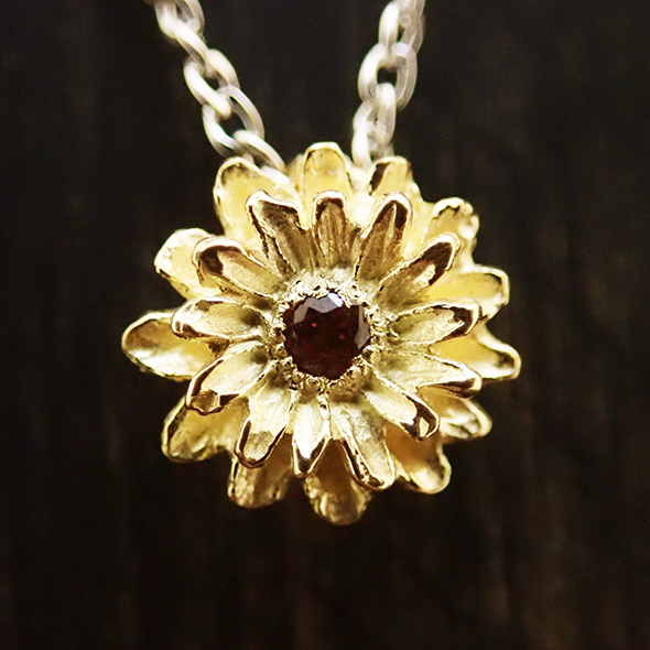 ガーベラのコンビネックレス 拡大図 K18イエローゴールド SV925 ガーネット 写真4