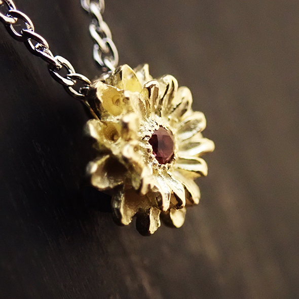 ガーベラのコンビネックレス 拡大図 K18イエローゴールド SV925 ガーネット 写真5
