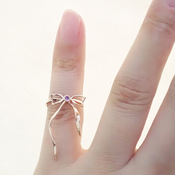 赤いリボンの約束ーアメジストバージョンー 着用図 K10ピンクゴールド アメジスト 写真3