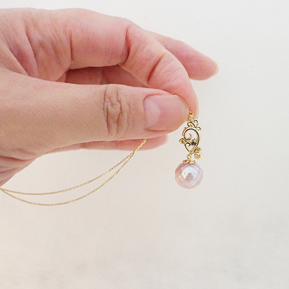 華真珠とサファイアのコンビネックレス 手で持った図 K18イエローゴールド Pt900 カラーサファイア 華真珠 写真6