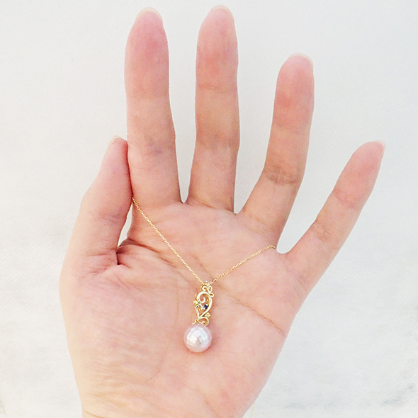 華真珠とサファイアのコンビネックレス 手のひらにのせた図 K18イエローゴールド Pt900 カラーサファイア 華真珠 写真3