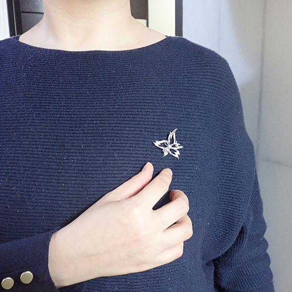 桜のブローチ 着用図 SV925 CZ(キュービックジルコニア) 写真7