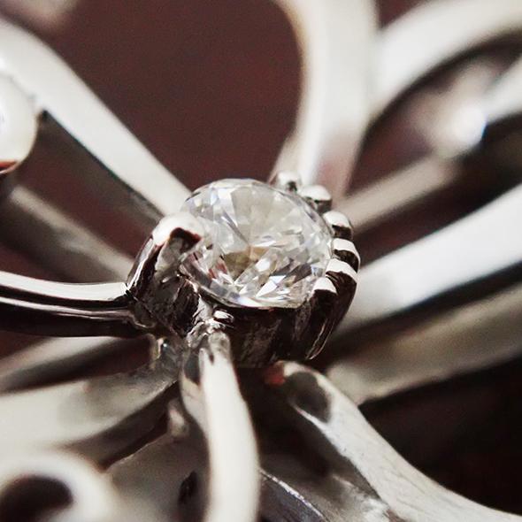 桜のブローチ CZの拡大図 SV925 CZ(キュービックジルコニア) 写真4