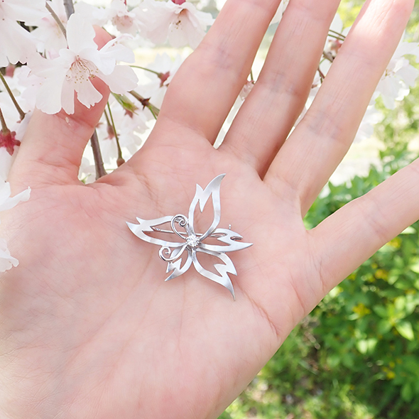 桜のブローチ 手のひらにのせた図 SV925 CZ(キュービックジルコニア) 写真3