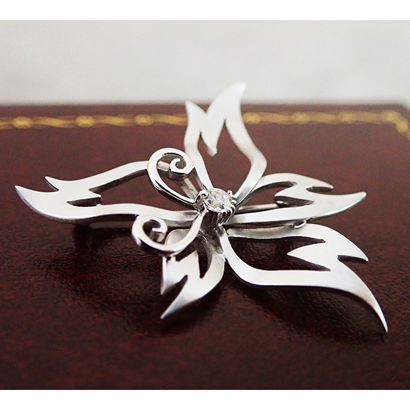 桜のブローチ 側面図 SV925 CZ(キュービックジルコニア) 写真2