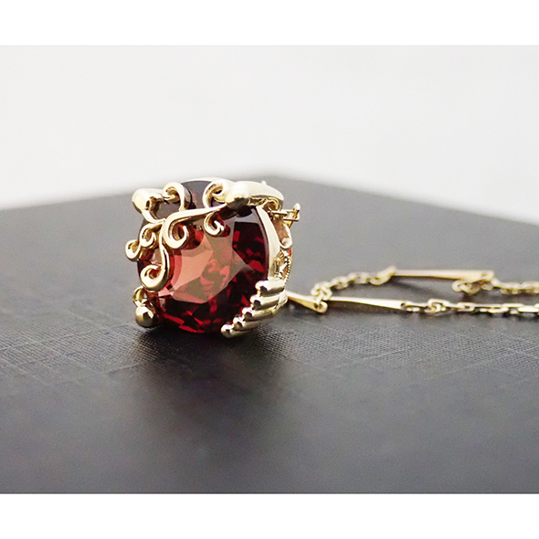 金をまとったガーネットのペンダントトップ