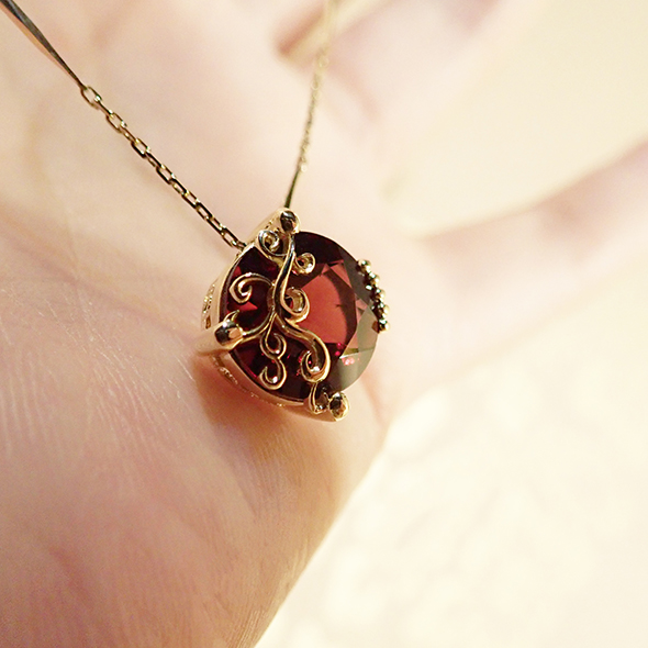 金をまとったガーネットのペンダントトップ