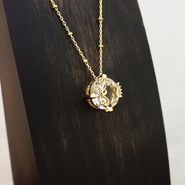 纏い(まとい) 清浄 ークォーツー 斜めから見た図 K18イエローゴールド 水晶 写真3