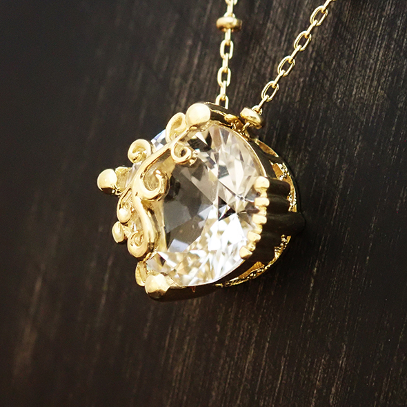 纏い(まとい) 清浄 ークォーツー 斜めから見た図 K18イエローゴールド 水晶 写真4