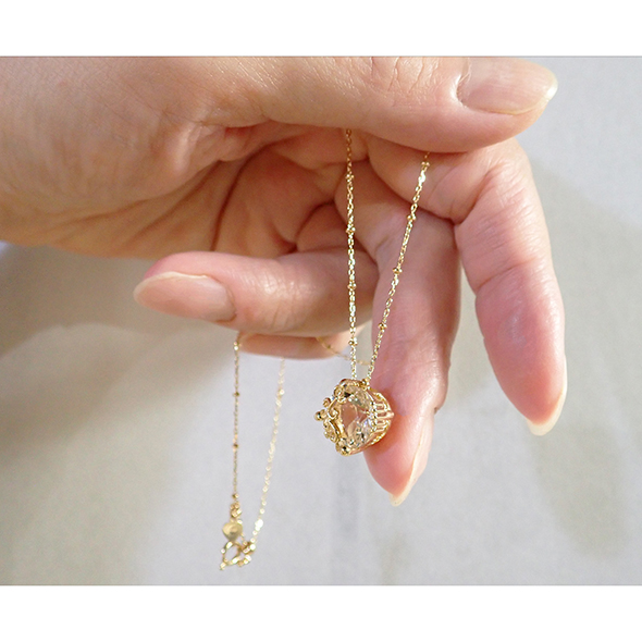 纏い(まとい) 清浄 ークォーツー 手に持った図 K18イエローゴールド 水晶 写真6