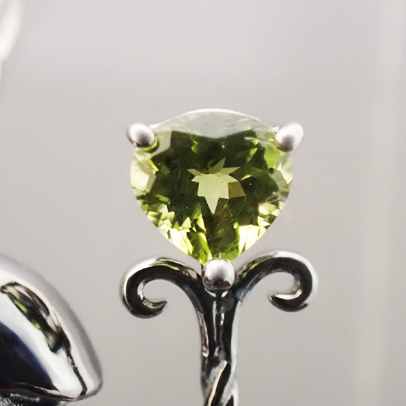 パラサイティックペリドット入り「企む(たくらむ)」ルテニウムブラック パラサイティックペリドットの拡大図 SV925 パラサイティックペリドット ブラックサファイア 写真2