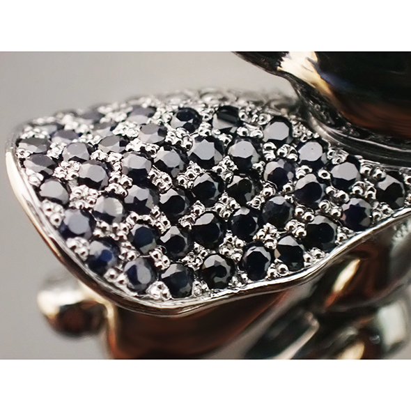 パラサイティックペリドット入り「企む(たくらむ)」ルテニウムブラック マント部分の拡大図 SV925 パラサイティックペリドット ブラックサファイア 写真5