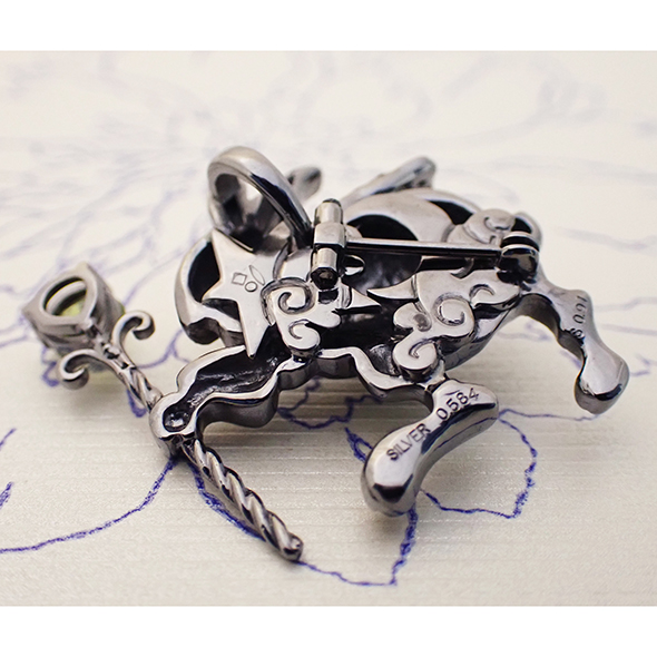 パラサイティックペリドット入り「企む(たくらむ)」ルテニウムブラック 開閉式のピン部分の拡大図 SV925 パラサイティックペリドット ブラックサファイア 写真6