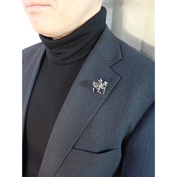 パラサイティックペリドット入り「企む(たくらむ)」ルテニウムブラック ピンバッジとして着用した図 SV925 パラサイティックペリドット ブラックサファイア 写真3