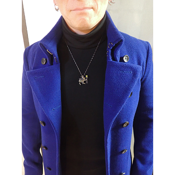 パラサイティックペリドット入り「企む(たくらむ)」ルテニウムブラック ペンダントとして着用した図 SV925 パラサイティックペリドット ブラックサファイア 写真4