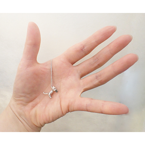 アレキサンドライト入り「こねこ」 手とのサイズ比較 SV925 アレキサンドライト 写真5