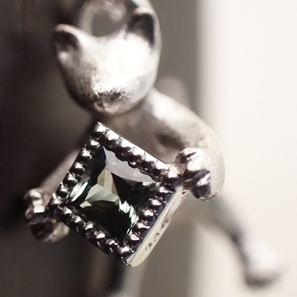 アレキサンドライト入り「こねこ」 正面図 SV925 アレキサンドライト 写真6