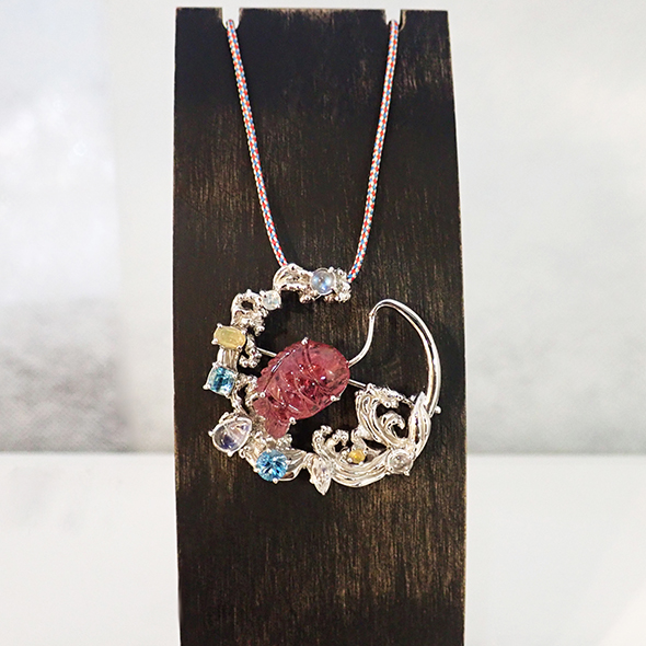 「海老で鯛を釣る」ブローチ