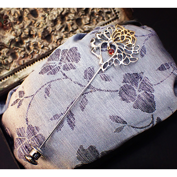 蝶のラペルピン